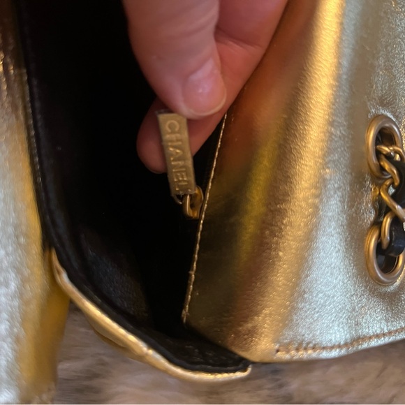 Chanel Medium CC Chic Flap Bag - Picture 7 of 13